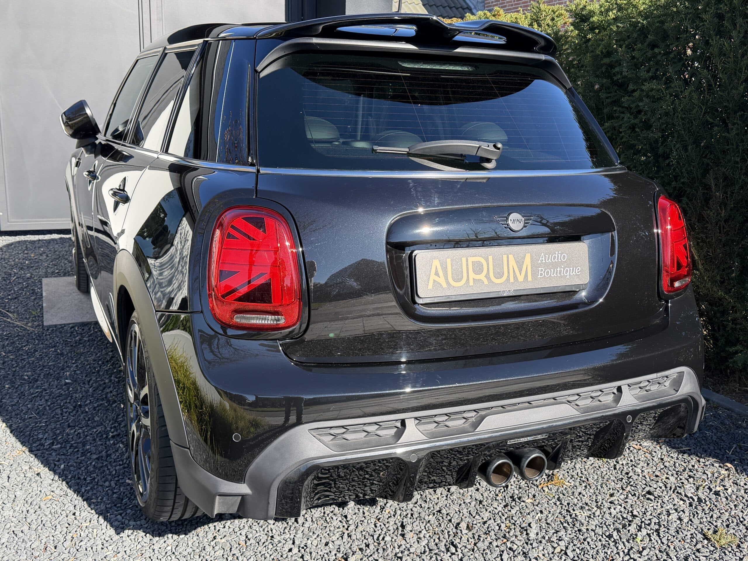 Zwarte MINI Cooper JCW met car audio upgrade van Aurum Boutique en premium audiosysteem op maat.