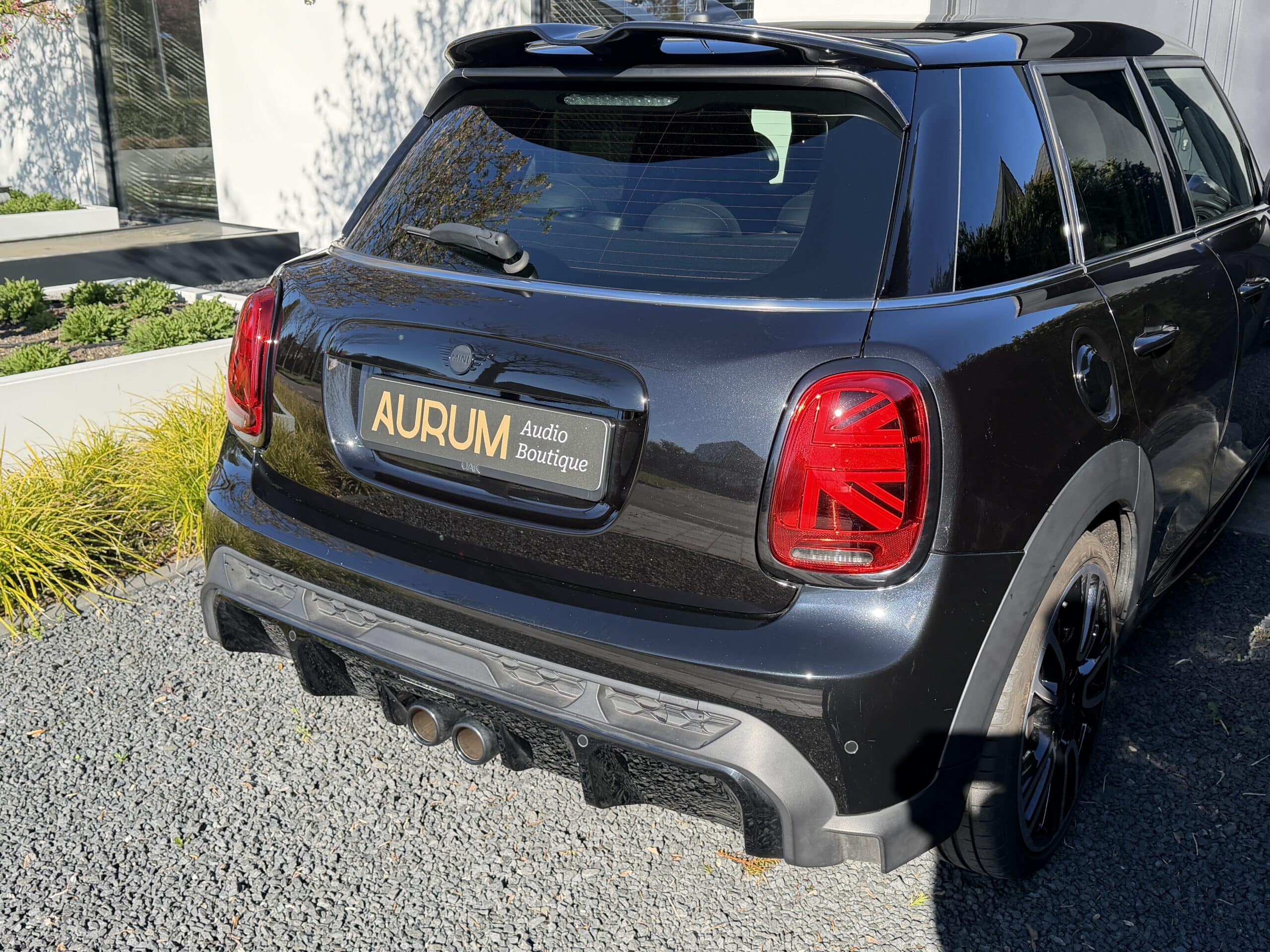 Achterzijde van een zwarte MINI Cooper met premium car audio project van Aurum Boutique specialist in high-end audiosystemen.